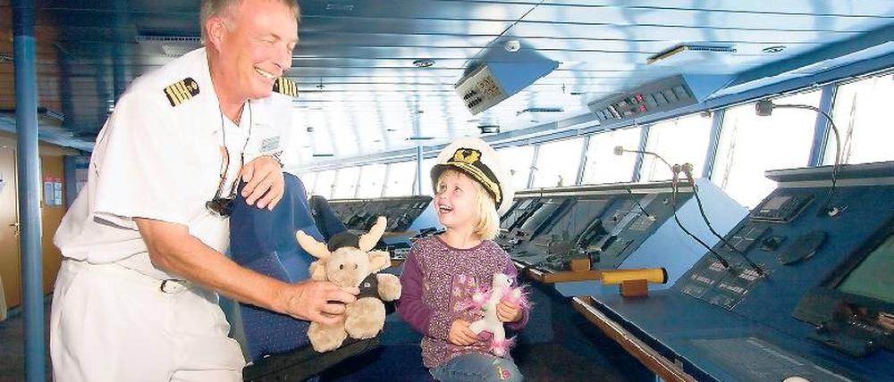 Besuch vom Hasen. Dass die Brücke zum Spielplatz wird, ist die Ausnahme auf einem Schiff. Viel Aufmerksamkeit für kleine Gäste gehört allerdings zum Kreuzfahrtkonzept. Gut, wenn auch der Kapitän mitspielt. Foto: picture-alliance/gms