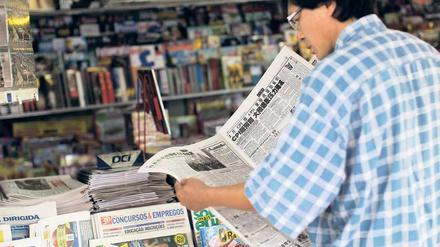 In den Schlagzeilen ist die Katastrophe in Japan weltweit. An einem Kiosk im brasilianischen Sao Paulo informiert sich ein Leser über die Entwicklungen. Foto: Imago