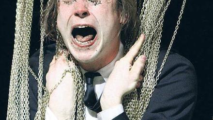 Krone der Schöpfung. Lars Eidinger als Hamlet in Thomas Ostermeiers Schaubühnen-Inszenierung. In der Reihe „Backstage“ erscheint im Verlag Theater der Zeit ein Band mit Interviews, die Michael Eberth mit Eidinger führte (150 Seiten, 15 €). Wir drucken daraus einen Auszug. Buchpremiere ist am 20. März in der Schaubühne.