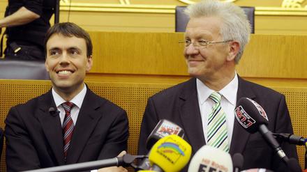 Winfried Kretschmann (r), Spitzenkandidat der Grünen für die Landtagswahl in Baden-Württemberg und SPD-Spitzenkandidat Nils Schmid.