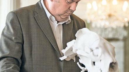 Sein oder Nichtsein. Zoodirektor Bernhard Blaszkiewitz erläuterte gestern im Tierpark das Ergebnis der Obduktion am Modell eines Eisbären-Schädels. Foto: dapd