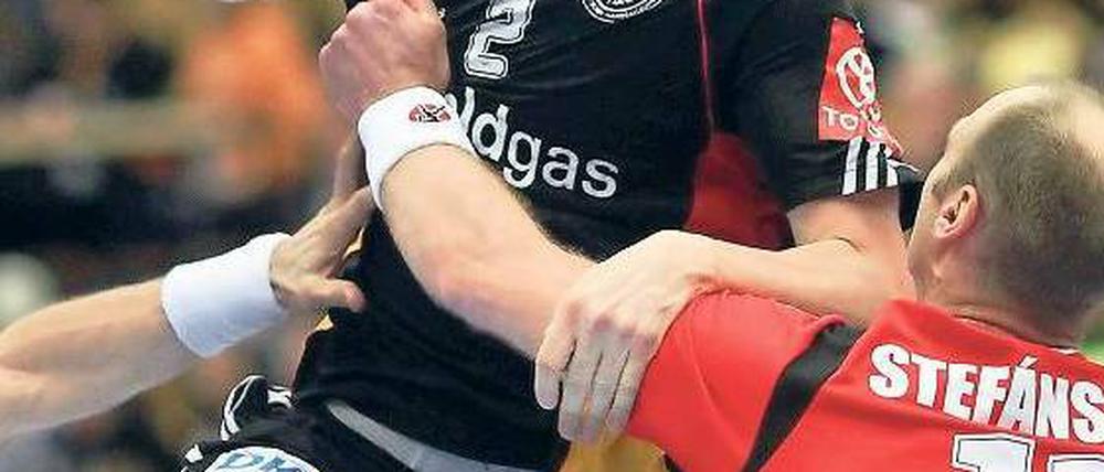 Höhe Hürde. Bei der sonst so enttäuschenden Weltmeisterschaft im Januar setzten sich die Deutschen mit Kapitän Pascal Hens gegen Island durch – das müssen sie jetzt in der Qualifikation zur EM 2012 wiederholen.