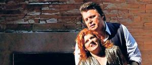 Stellungskrieg. Petra Maria Schnitzer als Isolde und Peter Seiffert (Tristan).
