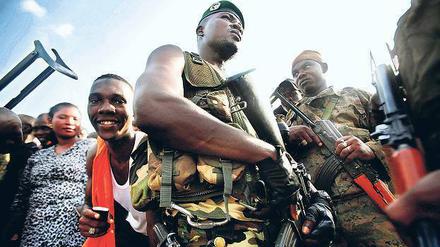 Auf verlorenem Posten: Soldaten des Noch-Präsidenten der Elfenbeinküste stehen am Donnerstag Wache in Yamoussoukro . Die Hauptstadt wurde wenig später von Truppen der „Forces Nouvelles“ eingenommen, die den Wahlsieger Ouattara unterstützen. 