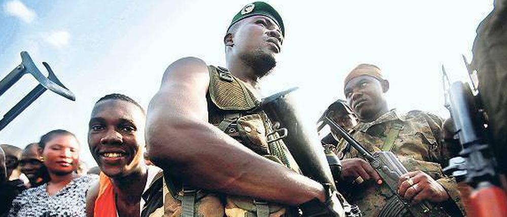 Auf verlorenem Posten: Soldaten des Noch-Präsidenten der Elfenbeinküste stehen am Donnerstag Wache in Yamoussoukro . Die Hauptstadt wurde wenig später von Truppen der „Forces Nouvelles“ eingenommen, die den Wahlsieger Ouattara unterstützen. 