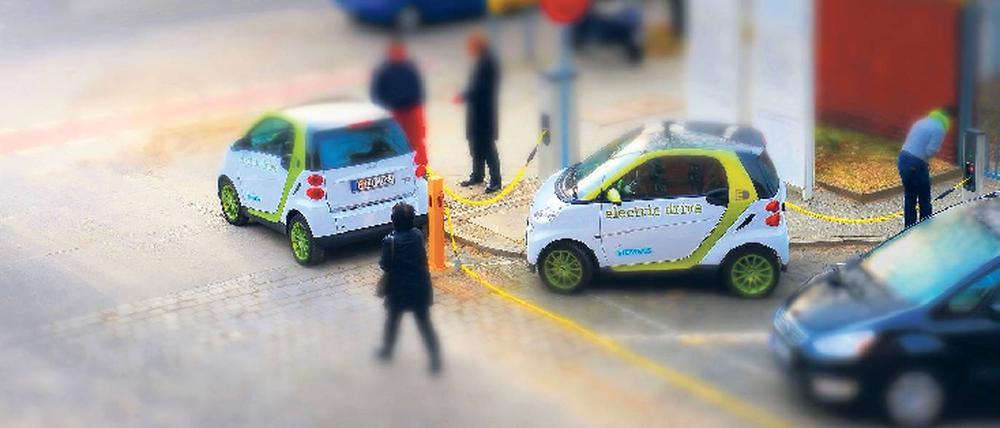 Elektroautos, fast an jeder Ecke. Daimler testet in Berlin zusammen mit RWE seine E-Smarts, BMW erprobt seine elektrischen Mini E mit Öko-Strom von Vattenfall.