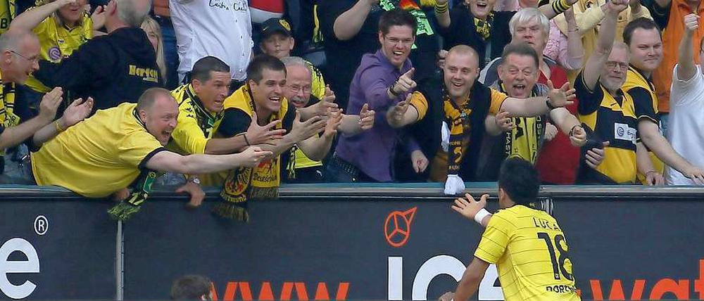 Alle lieben Lucas. Dortmunds Anhänger feiern den zweifachen Torschützen Lucas Barrios.