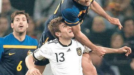Down über: Australiens Mile Jedinak (oben) überspringt den deutschen Nationalspieler Thomas Müller. Am Ende setzten sich die Gäste auch im Test durch.