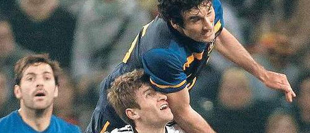 Down über: Australiens Mile Jedinak (oben) überspringt den deutschen Nationalspieler Thomas Müller. Am Ende setzten sich die Gäste auch im Test durch.