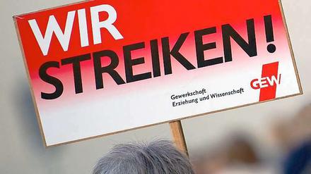 Die GEW hat seit den Arbeitszeiterhöhungen 1992/93 zu zahlreichen Streiks aufgerufen. Meist konnte sie damit allerdings nicht viel bewirken.