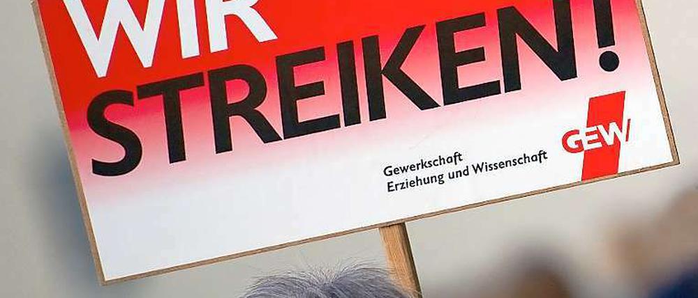 Die GEW hat seit den Arbeitszeiterhöhungen 1992/93 zu zahlreichen Streiks aufgerufen. Meist konnte sie damit allerdings nicht viel bewirken.