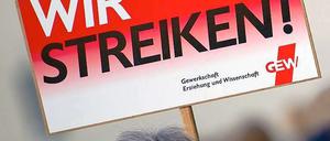 Die GEW hat seit den Arbeitszeiterhöhungen 1992/93 zu zahlreichen Streiks aufgerufen. Meist konnte sie damit allerdings nicht viel bewirken.