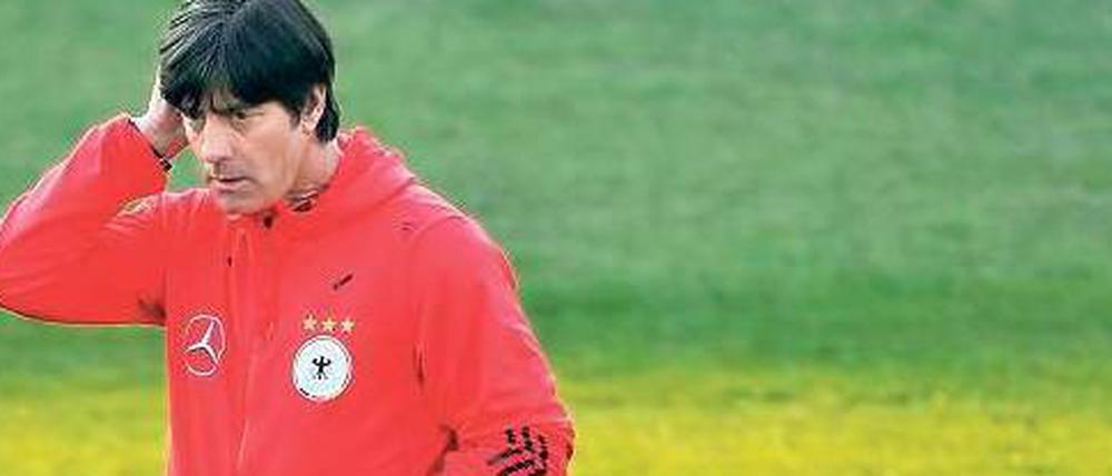 Was machen die da? Joachim Löw wundert sich über die täglich neuen Meldungen aus der Fußballlandschaft zwischen München und Hamburg.