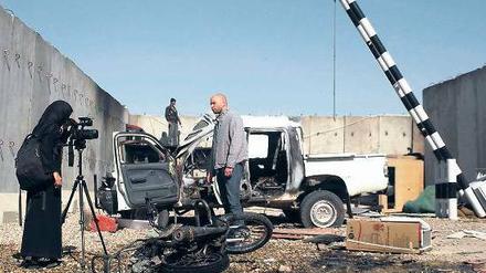 Nach dem Protest. Eine afghanische Journalistin filmt im angegriffenen UN-Komplex in Masar-i-Scharif. 