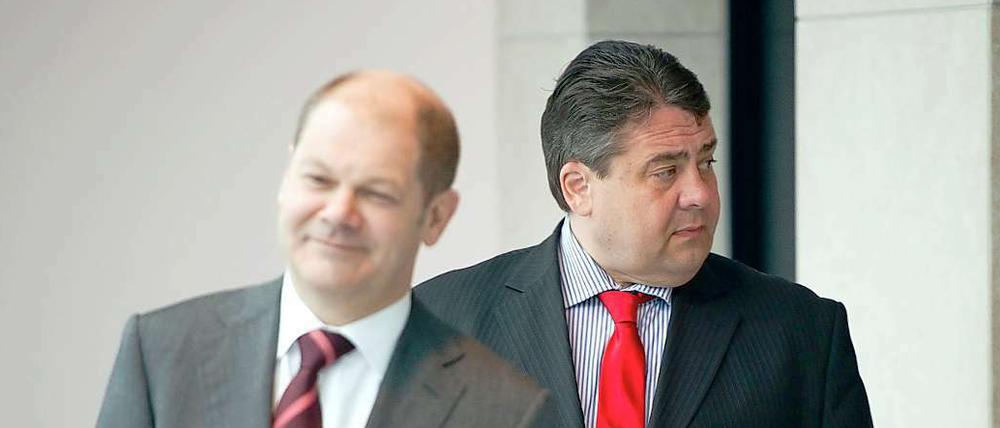Olaf Scholz (l.), neuer Erster Bürgermeister in Hamburg, hat die Wahl mit einem sozialliberalen Kurs gewonnen. Für die Partei unter Sigmar Gabriel (M.) könnte das ein vielversprechender Ansatz sein.