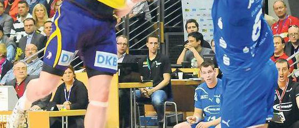 Handfest. Sven-Sören Christophersens (l.) Würfe sind kaum zu stoppen, auch nicht von Gummersbachs Vukovic. Foto: JouLux