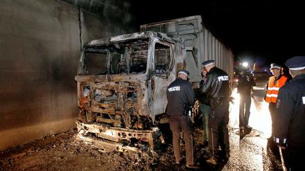 Im Hamburger Elbtunnel geriet ein Lkw in Brand.