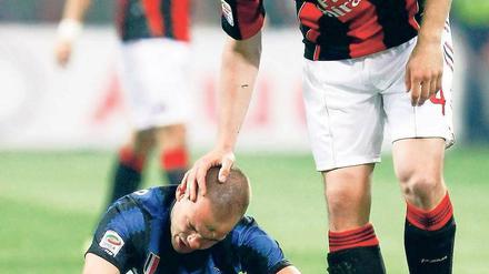 Trost vom Treter. Milans Mark van Bommel versucht, seinen Landsmann Wesley Sneijder aufzumuntern. Foto: Reuters