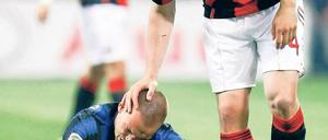 Trost vom Treter. Milans Mark van Bommel versucht, seinen Landsmann Wesley Sneijder aufzumuntern. Foto: Reuters