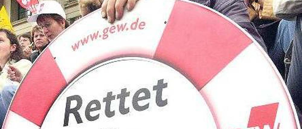 Streikerprobt. Die GEW hat seit den Arbeitszeiterhöhungen 1992/93 zu zahlreichen Streiks aufgerufen. Bislang konnte sie damit allerdings nicht viel bewirken: Zunächst setzte die CDU/SPD-Koalition die Sparmaßnahmen durch, dann das jetzige rot-rote Bündnis Foto: dapd/Eisele