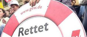 Streikerprobt. Die GEW hat seit den Arbeitszeiterhöhungen 1992/93 zu zahlreichen Streiks aufgerufen. Bislang konnte sie damit allerdings nicht viel bewirken: Zunächst setzte die CDU/SPD-Koalition die Sparmaßnahmen durch, dann das jetzige rot-rote Bündnis Foto: dapd/Eisele