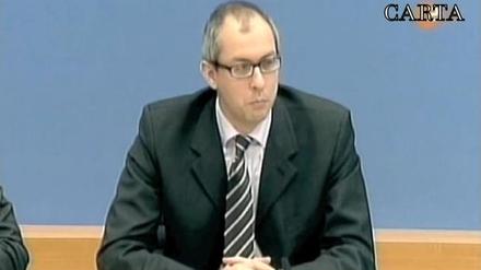 Der stellvertretende Regierungssprecher Christoph Steegmans wirkte genervt von den Fragen der Journalisten.