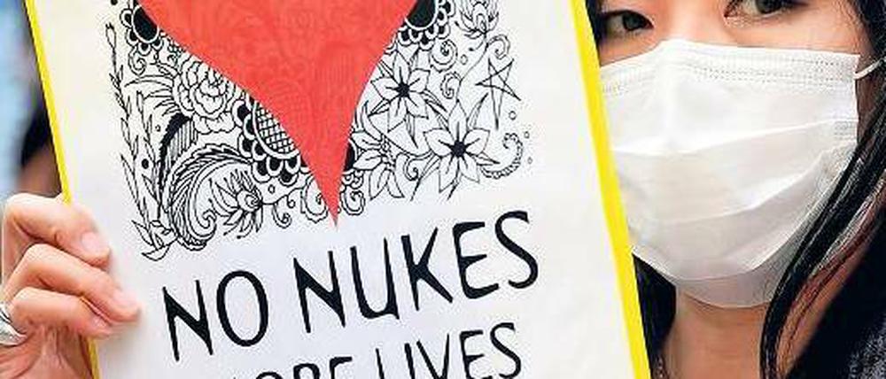 Proteste nehmen auch in Japan zu. Am Sonntag demonstrierten Kernkraftgegner vor der Zentrale des Tepco-Konzerns in Tokio. Foto: dpa