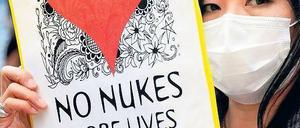 Proteste nehmen auch in Japan zu. Am Sonntag demonstrierten Kernkraftgegner vor der Zentrale des Tepco-Konzerns in Tokio. Foto: dpa