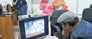 So fing alles an. Das provisorische Studio des ersten Fernsehsender der Aufständischen in Bengasi, „Freies Libyen“, unter dem Dach des Justizpalastes. Foto: Katharina Eglau