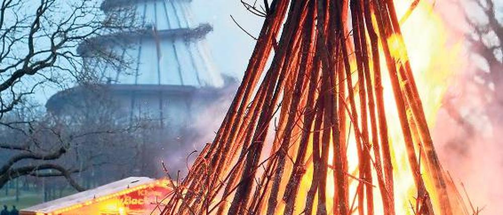 Osterfeuer in der Elbaue. Foto: dpa