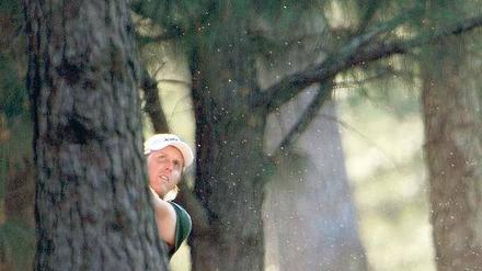 Aus diesem Holz sind Sieger von Majorturnieren geschnitzt. Phil Mickelson bei seinem Auftritt in Augusta vor einem Jahr. Er riskiert Schläge, die andere sich nicht trauen. Foto: dpa