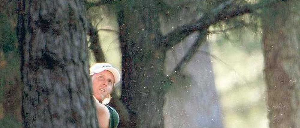 Aus diesem Holz sind Sieger von Majorturnieren geschnitzt. Phil Mickelson bei seinem Auftritt in Augusta vor einem Jahr. Er riskiert Schläge, die andere sich nicht trauen. Foto: dpa