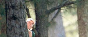 Aus diesem Holz sind Sieger von Majorturnieren geschnitzt. Phil Mickelson bei seinem Auftritt in Augusta vor einem Jahr. Er riskiert Schläge, die andere sich nicht trauen. Foto: dpa