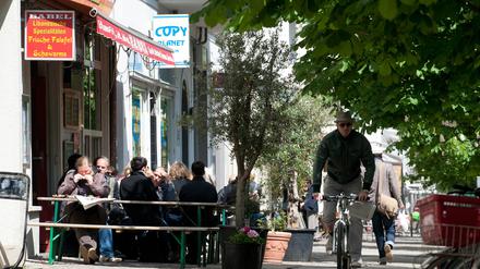 Vor den Cafés und Restaurants auf der "Castingallee" zu sitzen, gehört zur Identität der Straße, wie die ausgefallenen Namen der Geschäfte. Durch den geplanten Umbau würden die Gehwege zu Gunsten von Parktaschen und Radwegen schmaler werden. 