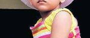 Junge Inderin auf einem Markt in Kalkutta. 