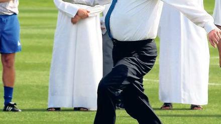 Auf Anhieb drin. Christian Wulff spielt Fußball in Katar. Foto: dpa