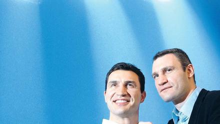 Guten Schlag. Wladimir (35, links) und Vitali (39) bei der Filmvorstellung in der Astor-Lounge am Kurfürstendamm. 