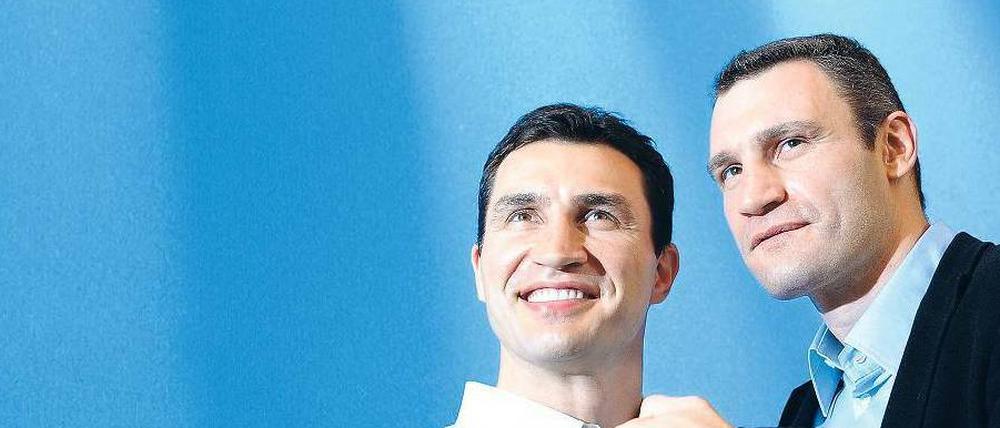 Guten Schlag. Wladimir (35, links) und Vitali (39) bei der Filmvorstellung in der Astor-Lounge am Kurfürstendamm. 