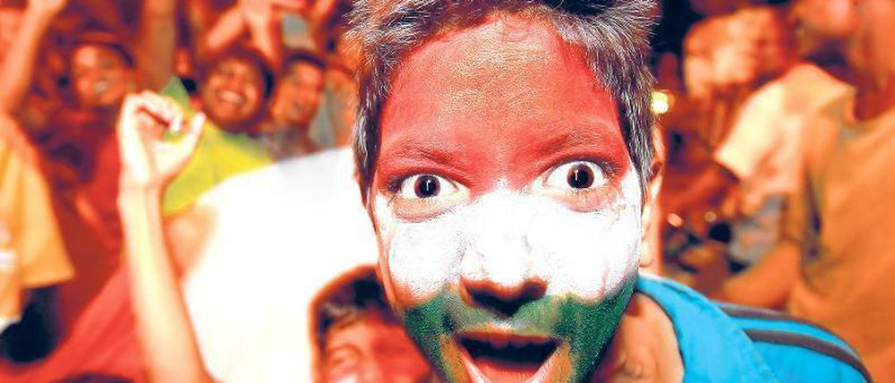 Hochstimmung. Indische Cricket-Fans bejubeln den Halbfinal-Sieg ihrer Mannschaft über Nachbar Pakistan. Im Endspiel am Sonnabend trifft das Team auf Sri Lanka.