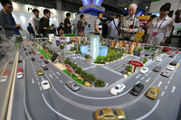 Smart Cities in China sind Gegenstand eines der geförderten Berliner Projekte. Hier Besucher einer High-Tech-Messe in Peking.