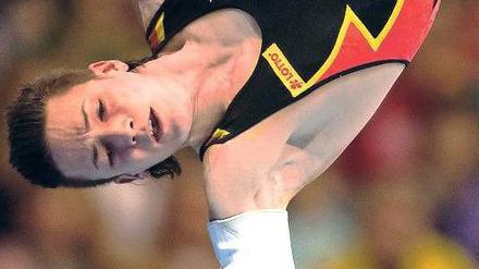 Oben bleiben. Marcel Nguyen machte am Barren auch kopfüber eine gute Figur und konnte von der Konkurrenz nicht mehr eingeholt werden.Foto: dapd