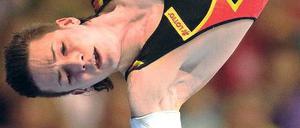 Oben bleiben. Marcel Nguyen machte am Barren auch kopfüber eine gute Figur und konnte von der Konkurrenz nicht mehr eingeholt werden.Foto: dapd