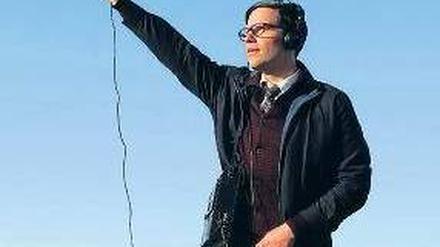 Wo isser denn? Jakob (Tim Bergmann) versucht, über den Dächern von Istanbul den Sound der Stadt einzufangen. Foto: ZDF