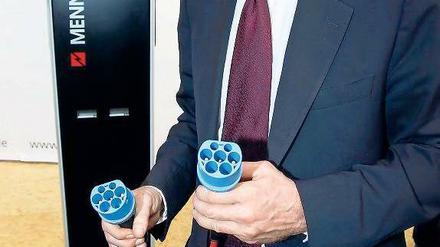 Heißer Kandidat. Der Stecker der Firma Mennekes könnte zum EU-Standard werden. Energiekommissar Günther Oettinger will eine schnelle Entscheidung.