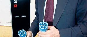 Heißer Kandidat. Der Stecker der Firma Mennekes könnte zum EU-Standard werden. Energiekommissar Günther Oettinger will eine schnelle Entscheidung.
