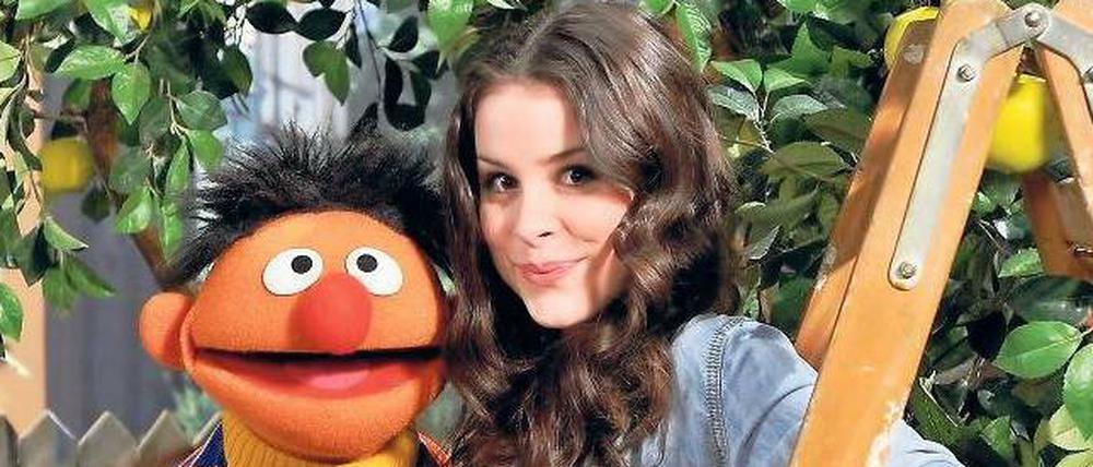 Süße Puppe. Dass Lena singen kann, hat sie neulich auch in der Sesamstraße auf dem Kinderkanal bewiesen. Dort dichtete sie ihren Hit „Satellite“ um in „Bert, oh Bert!“ Am Mittwoch steht ihr in der O2-World das erste große Konzert ihrer Karriere bevor. Foto: dpa / Ernst