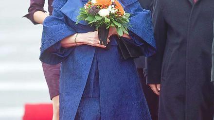 Am Morgen des 12. April: Königin Beatrix kommt zum viertägigen Staatsbesuch am Flughafen Tegel an.
