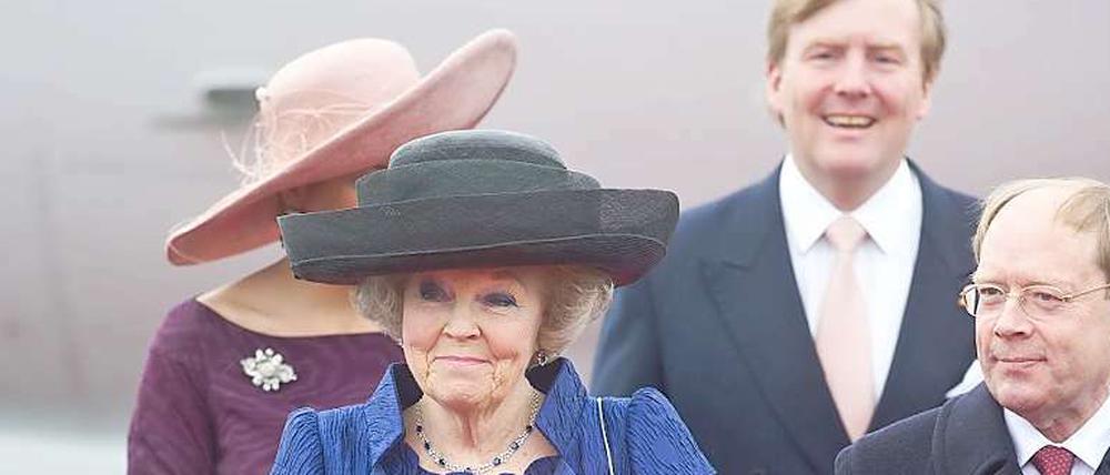Am Morgen des 12. April: Königin Beatrix kommt zum viertägigen Staatsbesuch am Flughafen Tegel an.