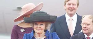 Am Morgen des 12. April: Königin Beatrix kommt zum viertägigen Staatsbesuch am Flughafen Tegel an.