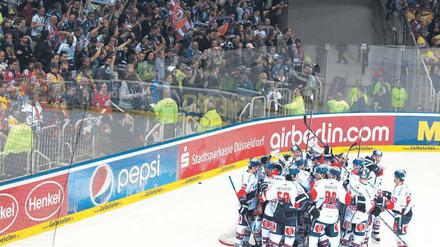 Reife Jubeltrauben. Die Eisbären und ihre knapp 500 mitgereisten Fans feiern in Düsseldorf einen Sieg der Erfahrung. Foto: dpa